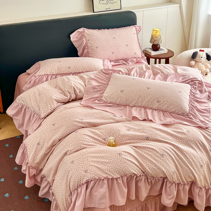 91家纺网 家纺一手货源 找家纺 梦可莱家居 2026春夏新品法式复古大花边清新复古卡通系列床盖四件套 恋恋情