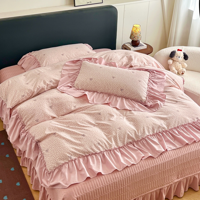 91家纺网 家纺一手货源 找家纺 梦可莱家居 2026春夏新品法式复古大花边清新复古卡通系列床盖四件套 恋恋情