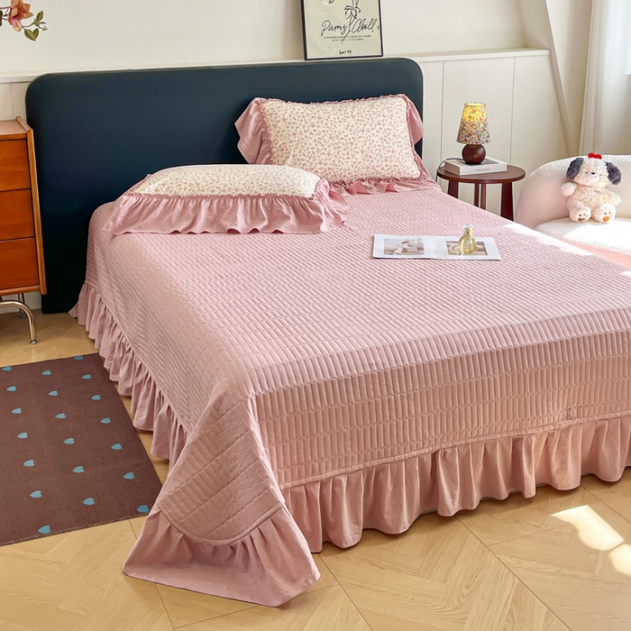 91家纺网 家纺一手货源 找家纺 梦可莱家居 2026春夏新品法式复古大花边清新复古卡通系列床盖四件套 满园春色