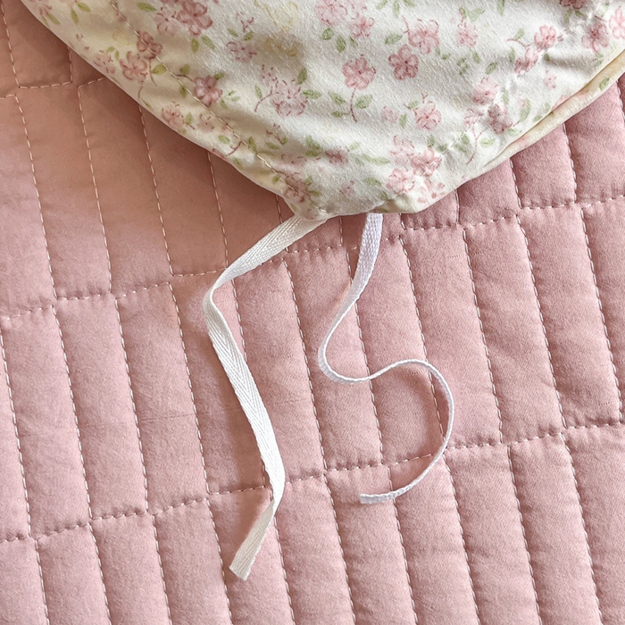 91家纺网 家纺一手货源 找家纺 梦可莱家居 2026春夏新品法式复古大花边清新复古卡通系列床盖四件套 满园春色