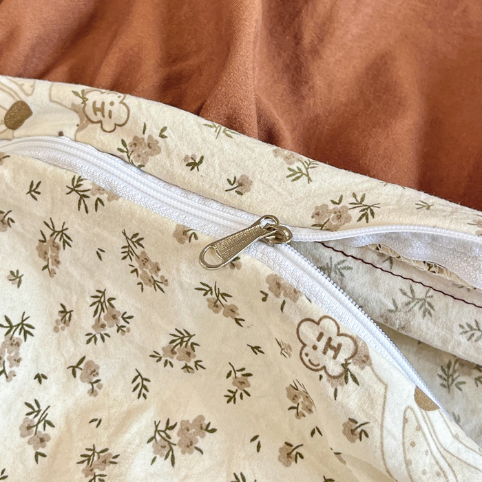 91家纺网 家纺一手货源 找家纺 梦可莱家居 2026春夏新品法式复古大花边清新复古卡通系列床盖四件套 萌萌兔