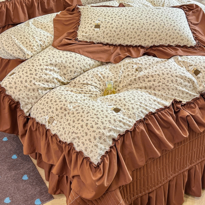 91家纺网 家纺一手货源 找家纺 梦可莱家居 2026春夏新品法式复古大花边清新复古卡通系列床盖四件套 萌萌兔