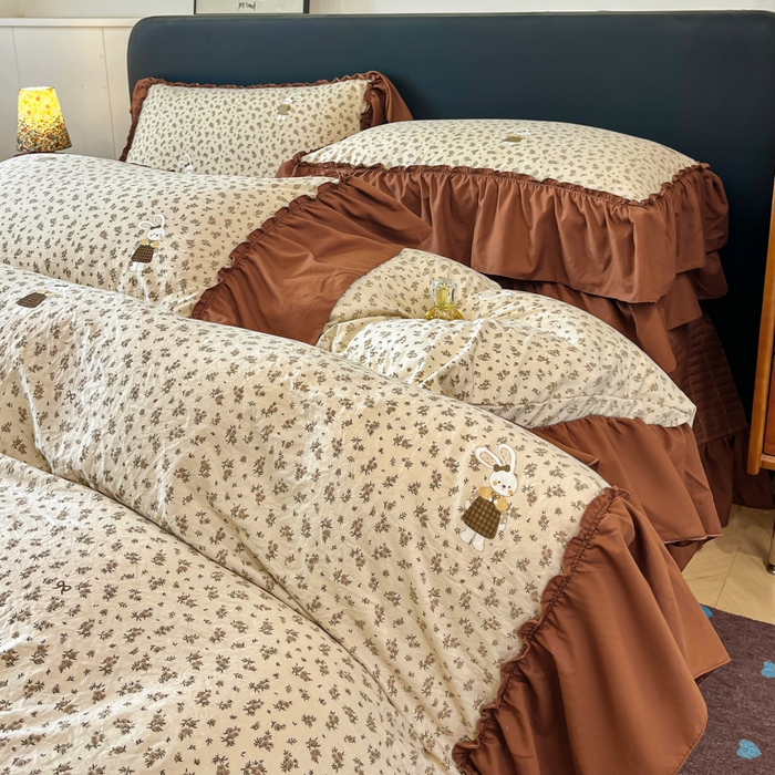 91家纺网 家纺一手货源 找家纺 梦可莱家居 2026春夏新品法式复古大花边清新复古卡通系列床盖四件套 萌萌兔