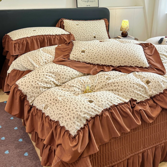 91家纺网 家纺一手货源 找家纺 梦可莱家居 2026春夏新品法式复古大花边清新复古卡通系列床盖四件套 萌萌兔