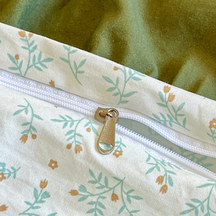 91家纺网 家纺一手货源 找家纺 梦可莱家居 2026春夏新品法式复古大花边清新复古卡通系列床盖四件套 萌萌兔绿