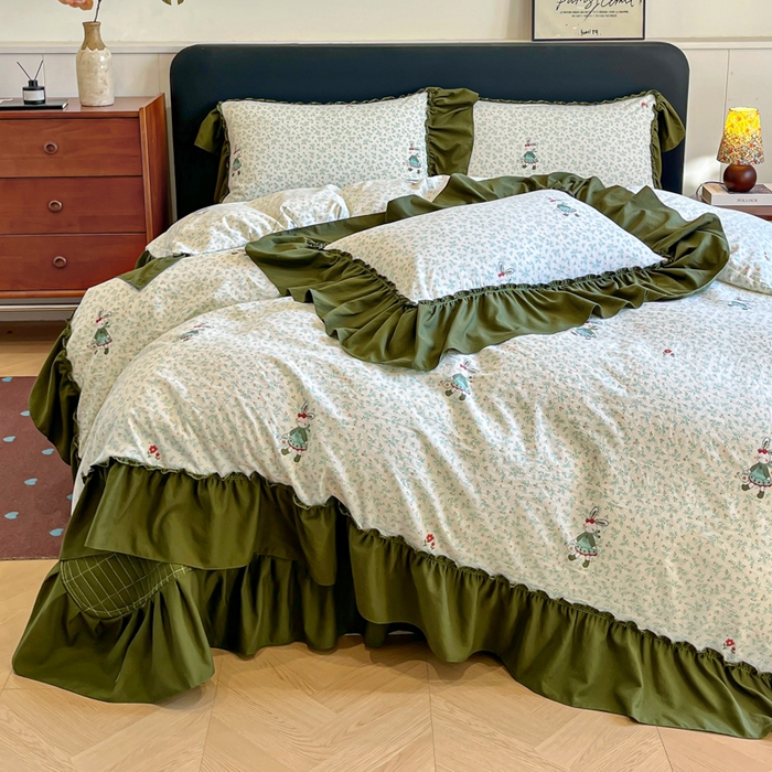 91家纺网 家纺一手货源 找家纺 梦可莱家居 2026春夏新品法式复古大花边清新复古卡通系列床盖四件套 萌萌兔绿