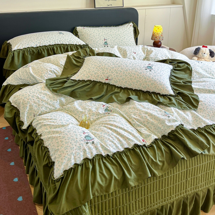 91家纺网 家纺一手货源 找家纺 梦可莱家居 2026春夏新品法式复古大花边清新复古卡通系列床盖四件套 萌萌兔绿