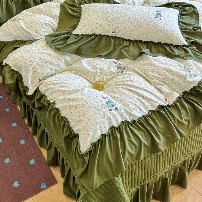 91家纺网 家纺一手货源 找家纺 梦可莱家居 2026春夏新品法式复古大花边清新复古卡通系列床盖四件套 萌萌兔绿