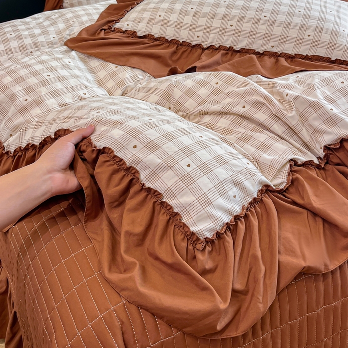 91家纺网 家纺一手货源 找家纺 梦可莱家居 2026春夏新品法式复古大花边清新复古卡通系列床盖四件套 田心格