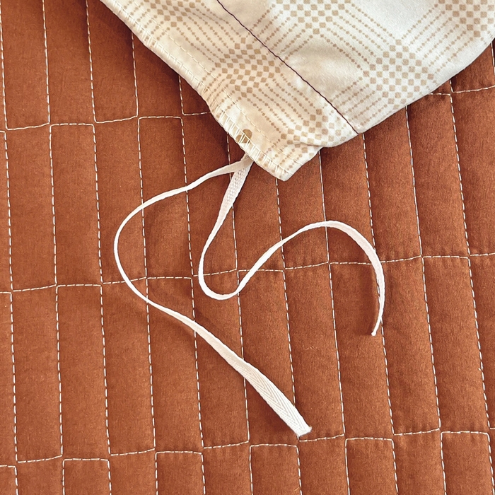 91家纺网 家纺一手货源 找家纺 梦可莱家居 2026春夏新品法式复古大花边清新复古卡通系列床盖四件套 田心格