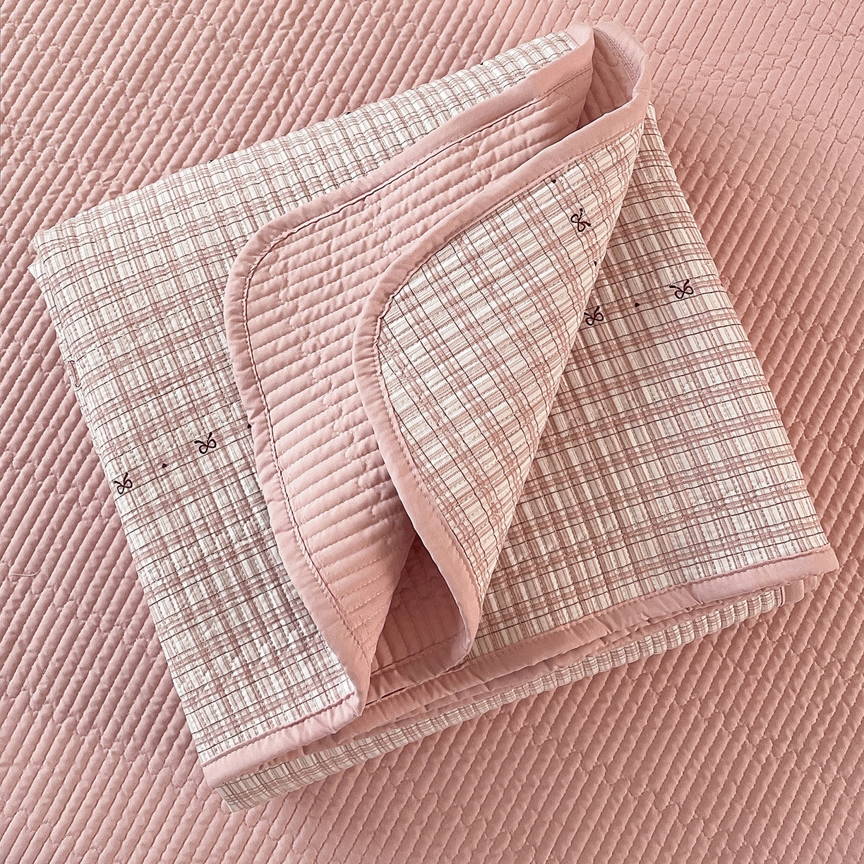 91家纺网 家纺一手货源 找家纺 （总）金丝兔 2026新款复古碎花亲肤水洗棉单床盖仿棉夹棉床盖床盖三件套