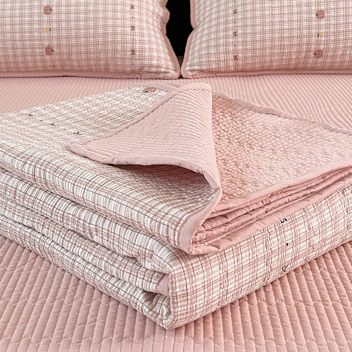 91家纺网 家纺一手货源 找家纺 （总）金丝兔 2026新款复古碎花亲肤水洗棉单床盖仿棉夹棉床盖床盖三件套