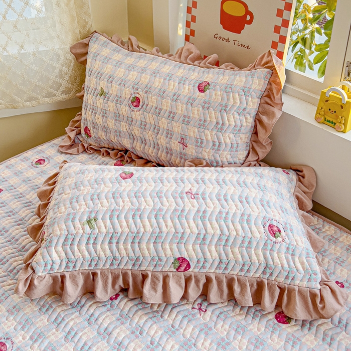 91家纺网 家纺一手货源 找家纺 纽缦家纺 2026春夏新款云朵提花双层纱夹棉绗缝单床笠 床笠单件 有草莓的地方