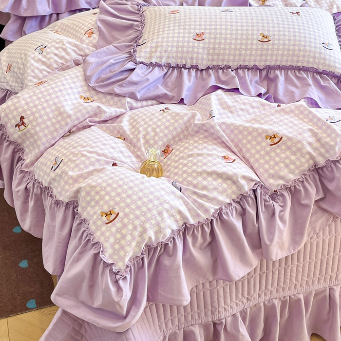 91家纺网 家纺一手货源 找家纺 梦可莱家居 2026春夏新品法式复古大花边清新复古卡通系列床盖四件套 小木马