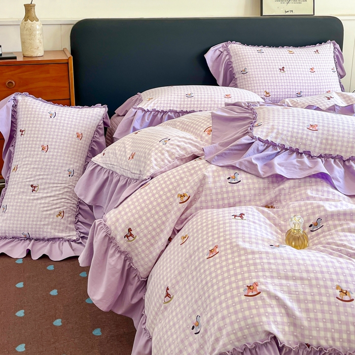 91家纺网 家纺一手货源 找家纺 梦可莱家居 2026春夏新品法式复古大花边清新复古卡通系列床盖四件套 小木马