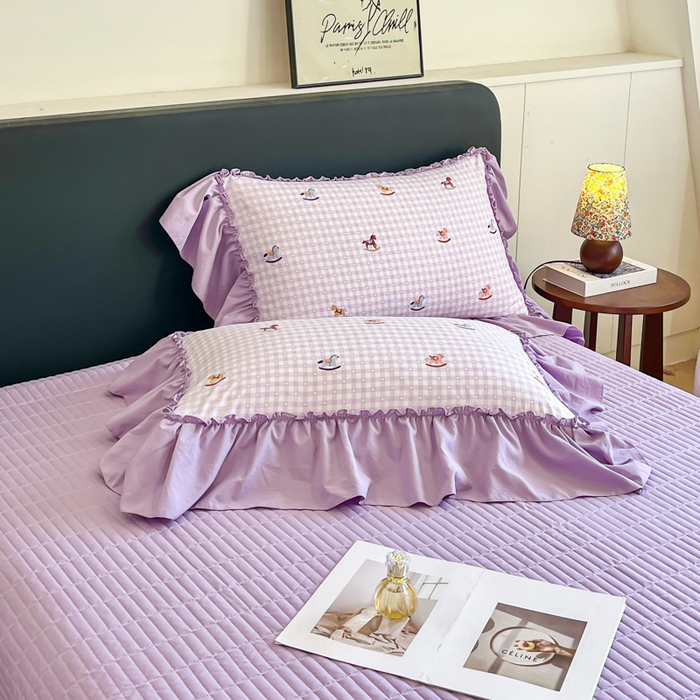 91家纺网 家纺一手货源 找家纺 梦可莱家居 2026春夏新品法式复古大花边清新复古卡通系列床盖四件套 小木马