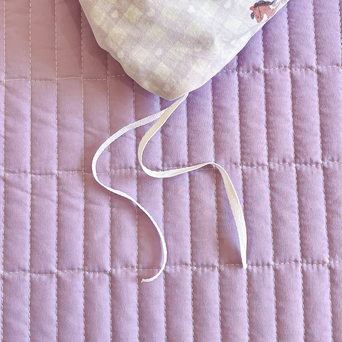 91家纺网 家纺一手货源 找家纺 梦可莱家居 2026春夏新品法式复古大花边清新复古卡通系列床盖四件套 小木马