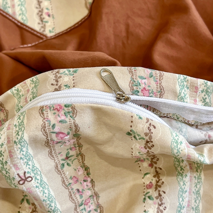 91家纺网 家纺一手货源 找家纺 梦可莱家居 2026春夏新品法式复古大花边清新复古卡通系列床盖四件套 幸福美满