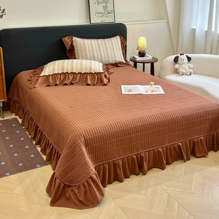 91家纺网 家纺一手货源 找家纺 梦可莱家居 2026春夏新品法式复古大花边清新复古卡通系列床盖四件套 幸福美满