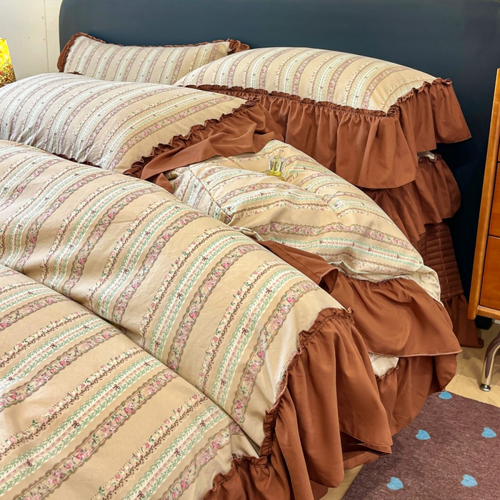 91家纺网 家纺一手货源 找家纺 梦可莱家居 2026春夏新品法式复古大花边清新复古卡通系列床盖四件套 幸福美满