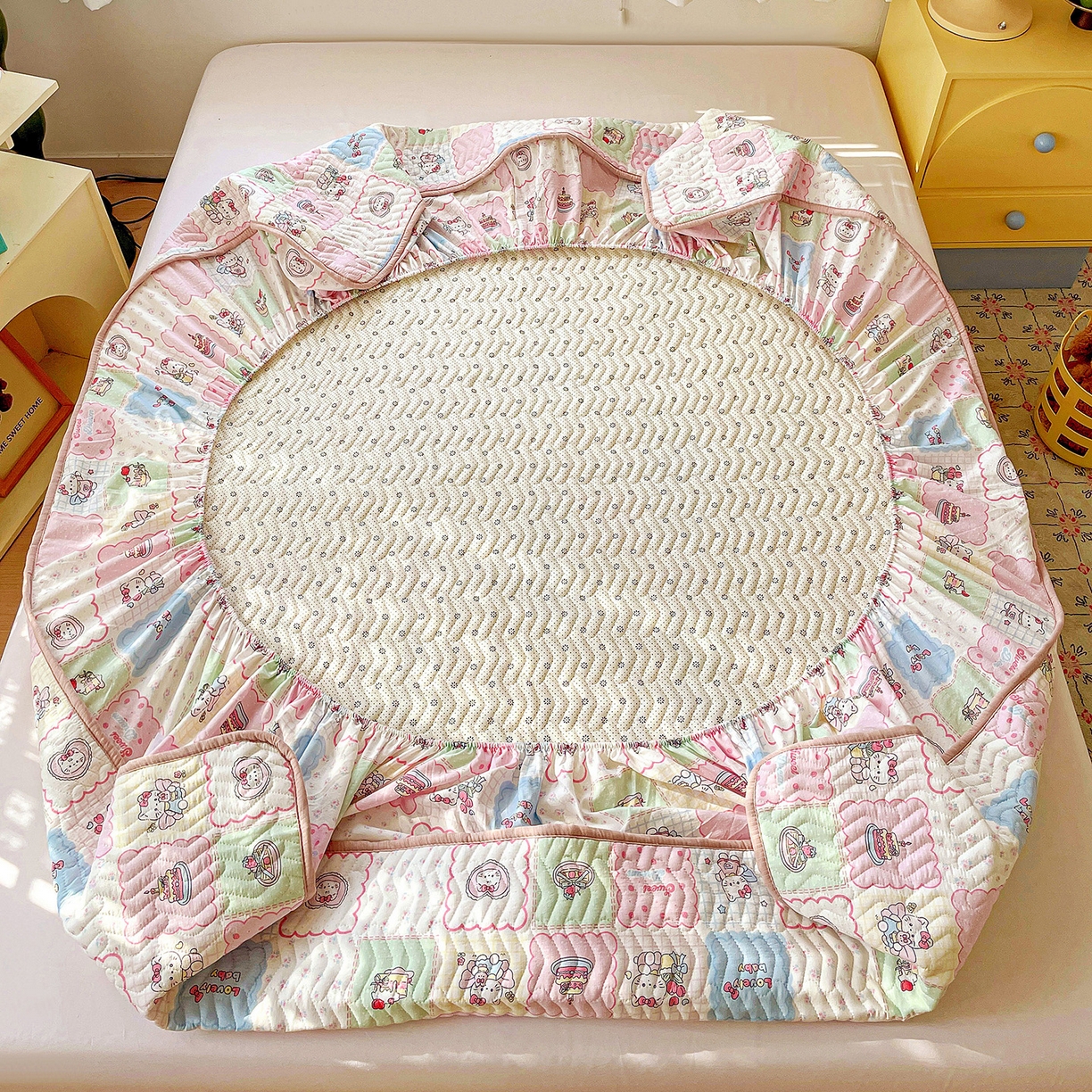 91家纺网 家纺一手货源 找家纺 纽缦家纺 2026春夏新款云朵提花双层纱夹棉绗缝单床笠 床笠单件 蛋糕派