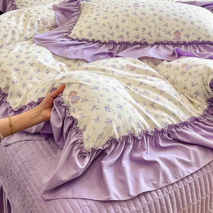 91家纺网 家纺一手货源 找家纺 梦可莱家居 2026春夏新品法式复古大花边清新复古卡通系列床盖四件套 紫荆