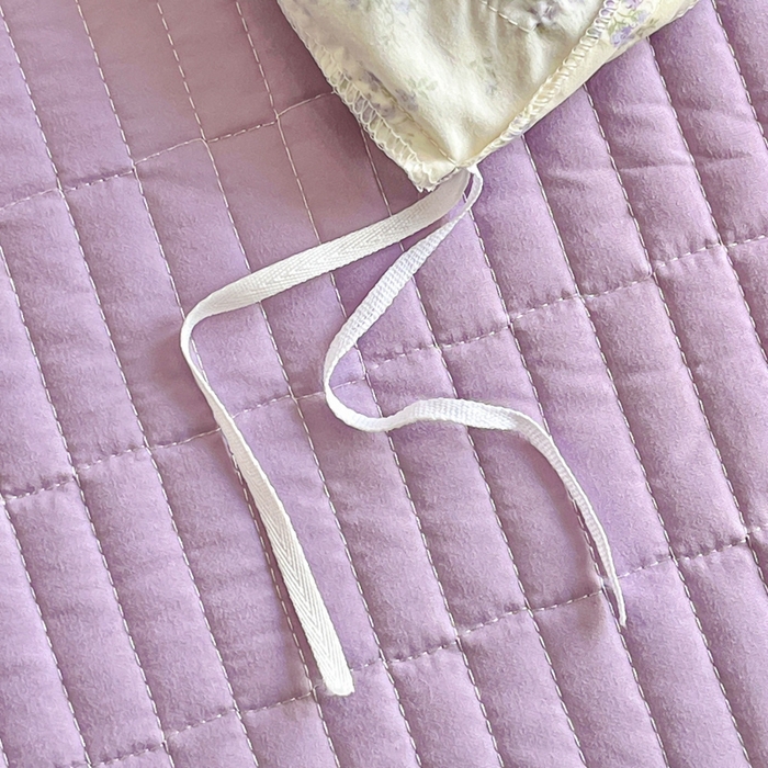 91家纺网 家纺一手货源 找家纺 梦可莱家居 2026春夏新品法式复古大花边清新复古卡通系列床盖四件套 紫荆