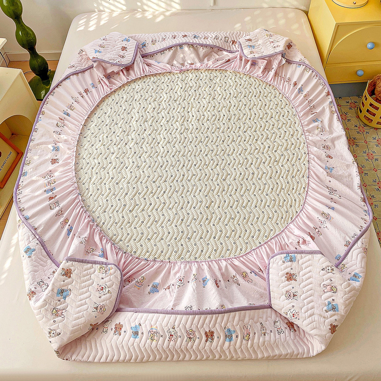 91家纺网 家纺一手货源 找家纺 纽缦家纺 2026春夏新款云朵提花双层纱夹棉绗缝单床笠 床笠单件 动物游园