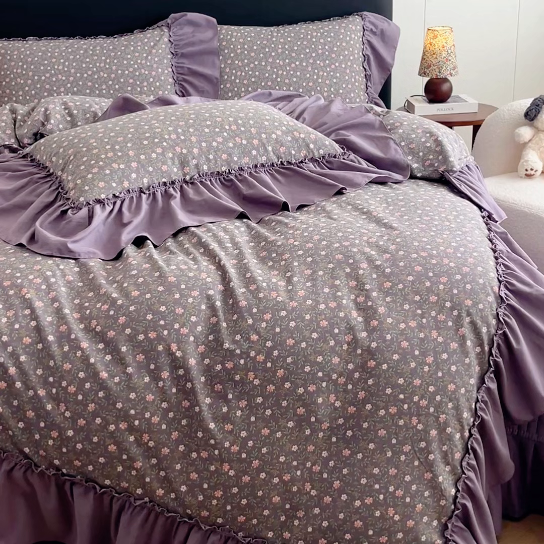 91家纺网 家纺一手货源 找家纺 梦可莱家居 2026春夏新品法式复古大花边清新复古卡通系列床盖四件套 紫苏