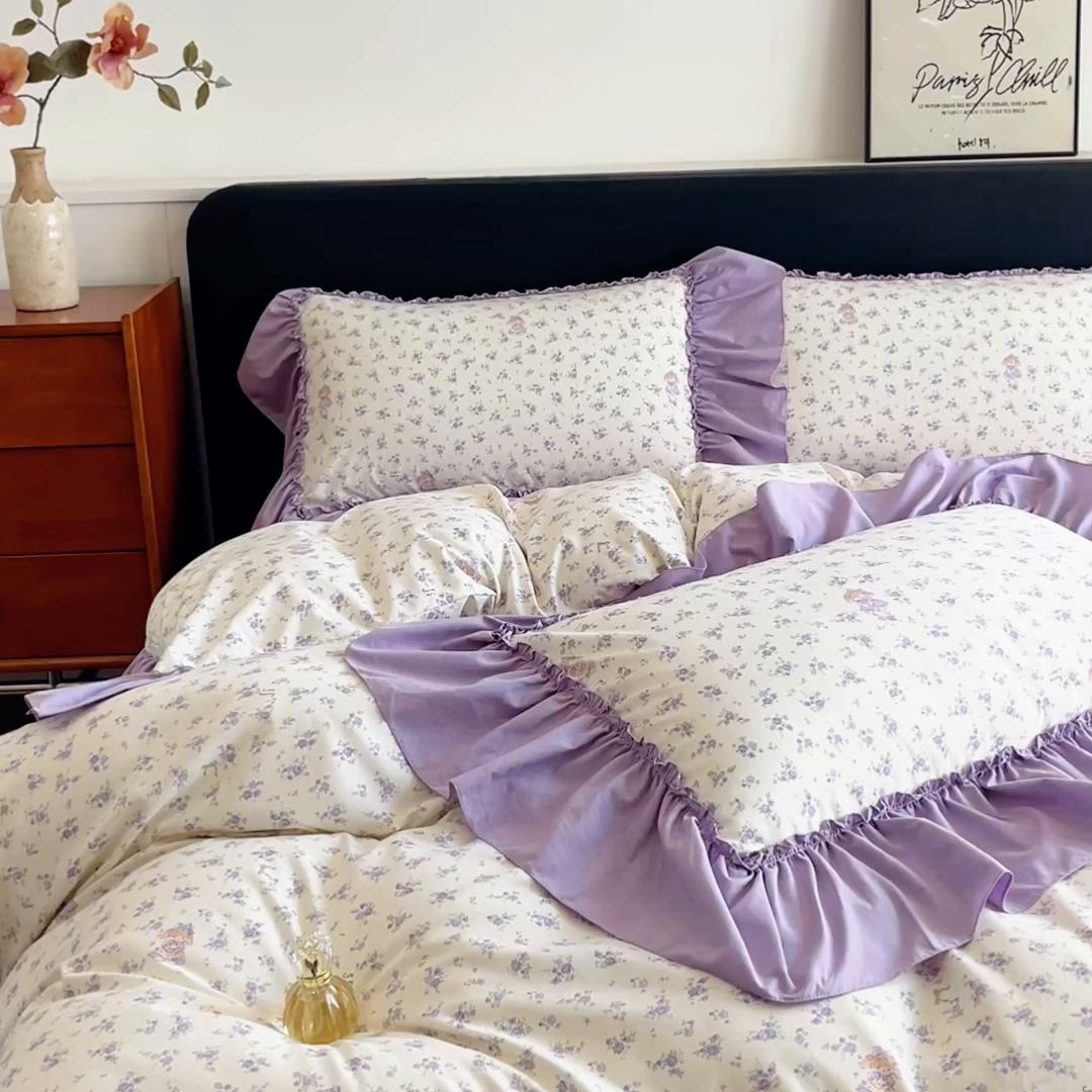 91家纺网 家纺一手货源 找家纺 梦可莱家居 2026春夏新品法式复古大花边清新复古卡通系列床盖四件套 紫荆
