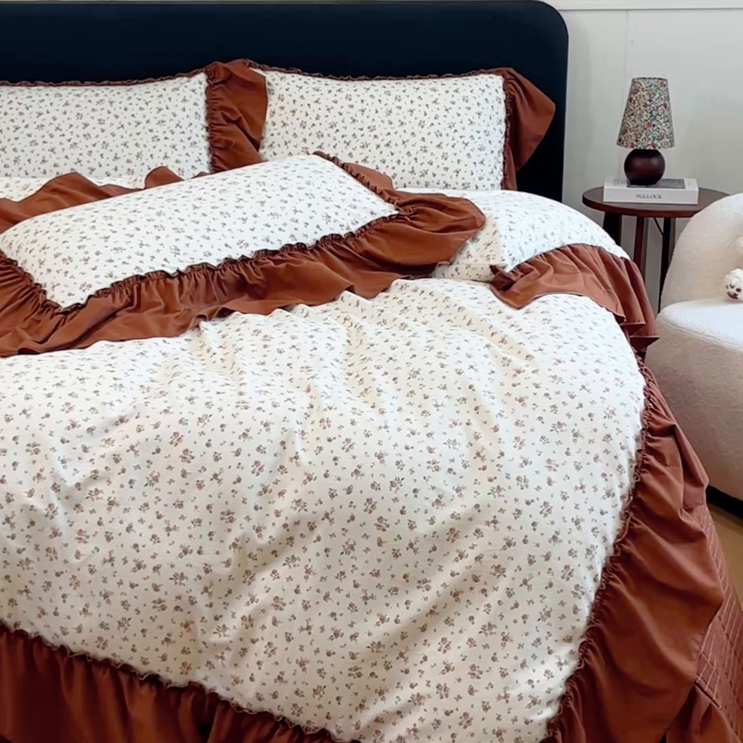 91家纺网 家纺一手货源 找家纺 梦可莱家居 2026春夏新品法式复古大花边清新复古卡通系列床盖四件套 幸运花