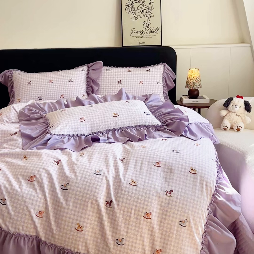91家纺网 家纺一手货源 找家纺 梦可莱家居 2026春夏新品法式复古大花边清新复古卡通系列床盖四件套 小木马