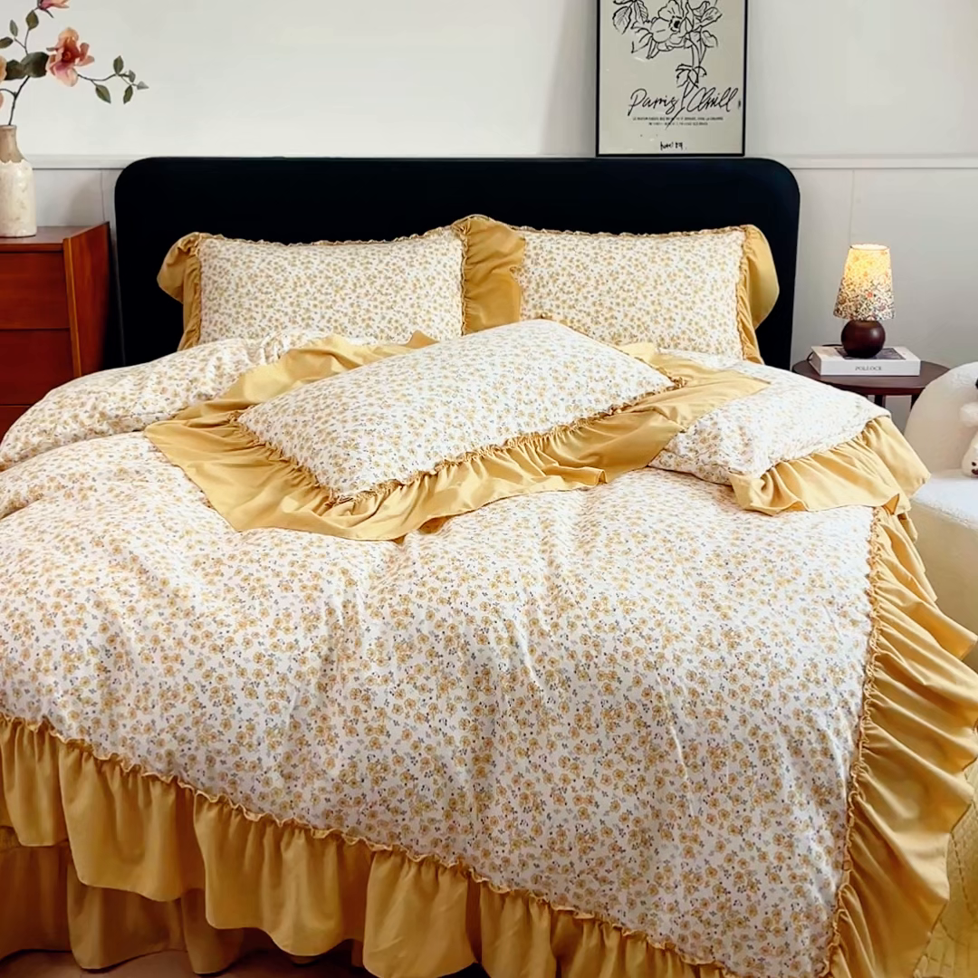 91家纺网 家纺一手货源 找家纺 梦可莱家居 2026春夏新品法式复古大花边清新复古卡通系列床盖四件套 小黄花儿