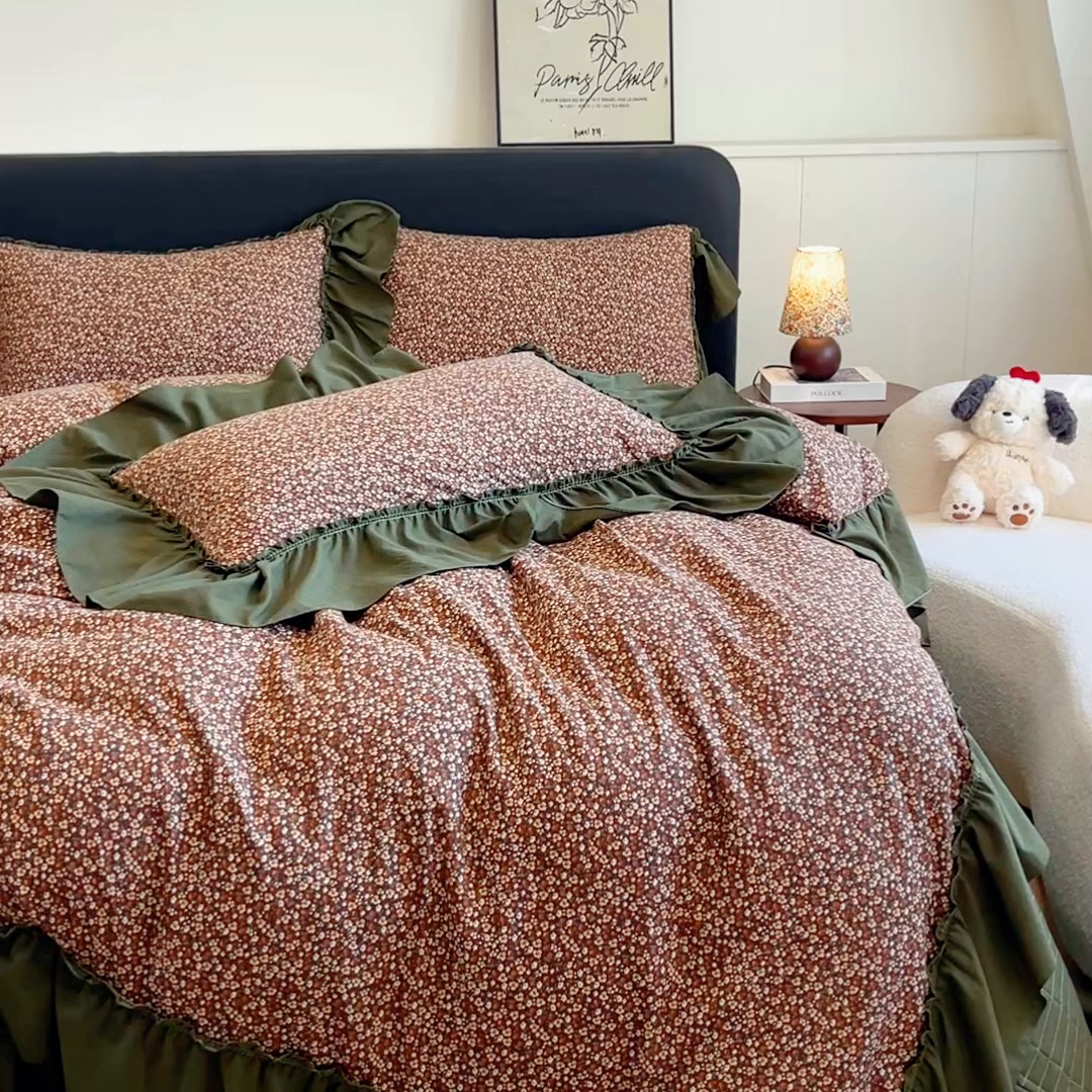 91家纺网 家纺一手货源 找家纺 梦可莱家居 2026春夏新品法式复古大花边清新复古卡通系列床盖四件套 明媚