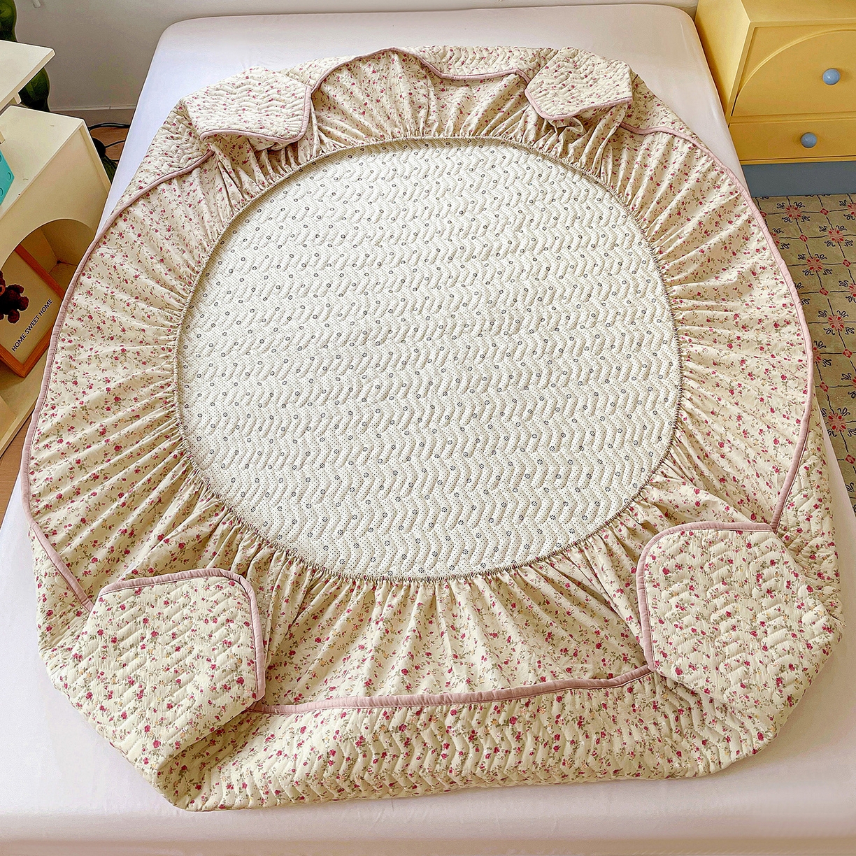 91家纺网 家纺一手货源 找家纺 纽缦家纺 2026春夏新款云朵提花双层纱夹棉绗缝单床笠 床笠单件 见花则喜