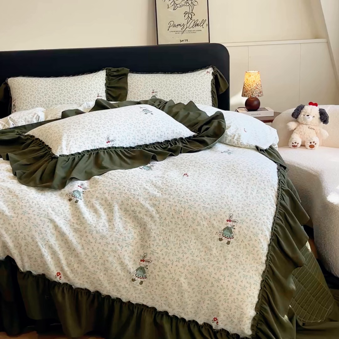 91家纺网 家纺一手货源 找家纺 梦可莱家居 2026春夏新品法式复古大花边清新复古卡通系列床盖四件套 萌萌兔绿