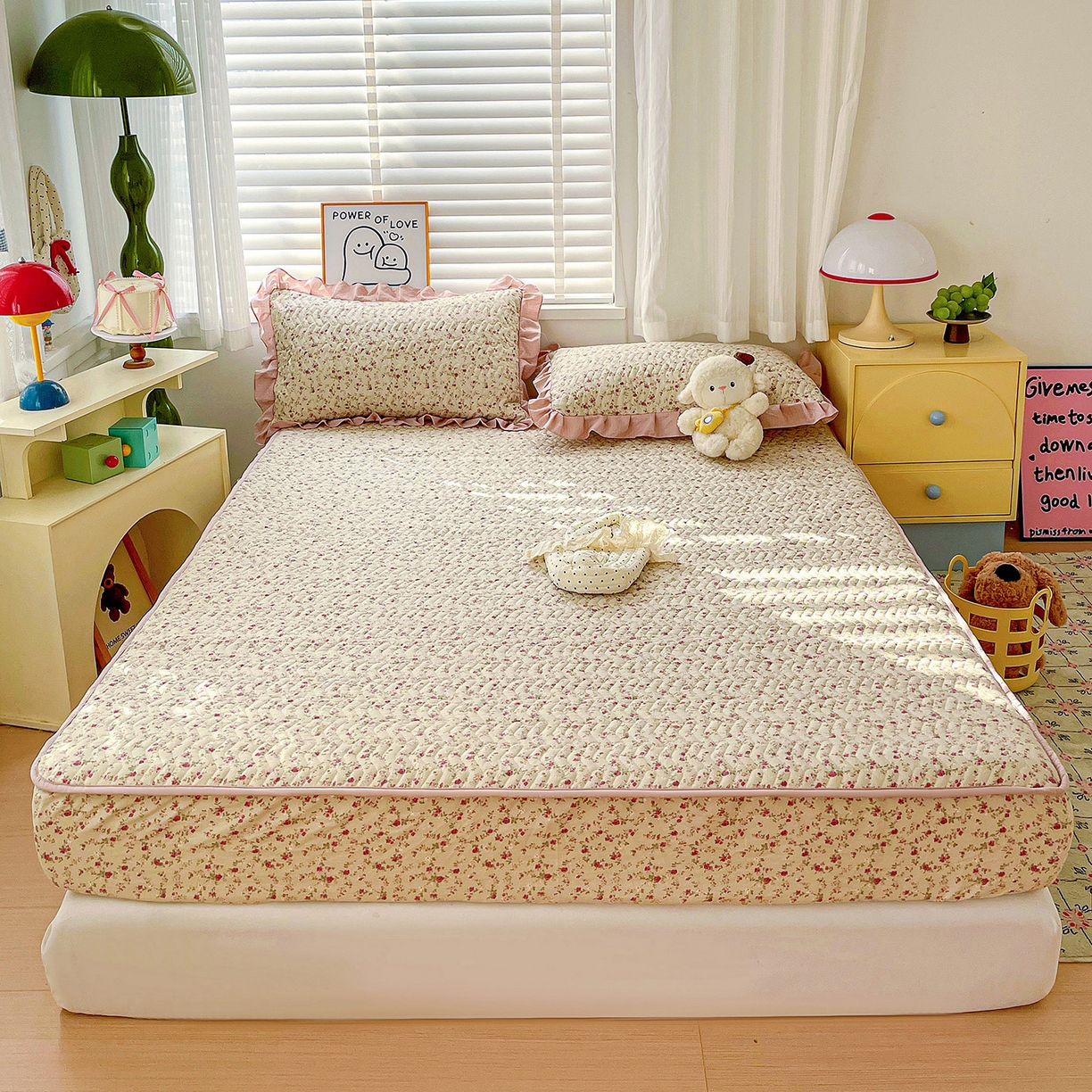 91家纺网 家纺一手货源 找家纺 纽缦家纺 2026春夏新款云朵提花双层纱夹棉绗缝单床笠 床笠单件 见花则喜