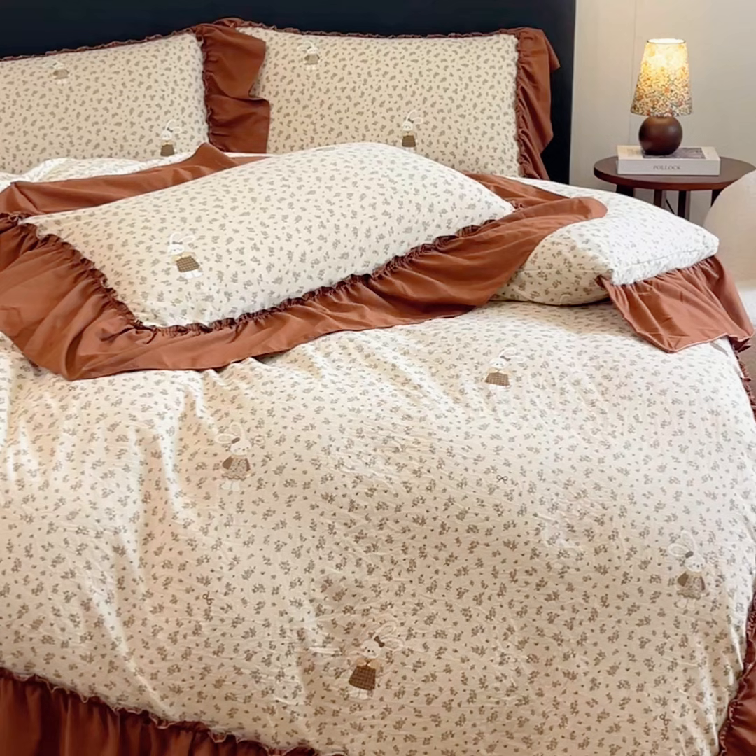 91家纺网 家纺一手货源 找家纺 梦可莱家居 2026春夏新品法式复古大花边清新复古卡通系列床盖四件套 萌萌兔