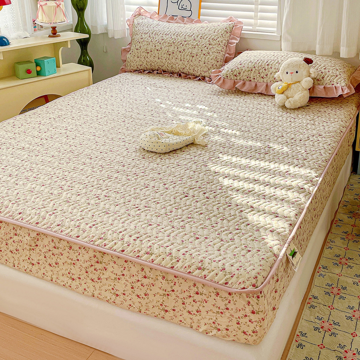 91家纺网 家纺一手货源 找家纺 纽缦家纺 2026春夏新款云朵提花双层纱夹棉绗缝单床笠 床笠单件 见花则喜