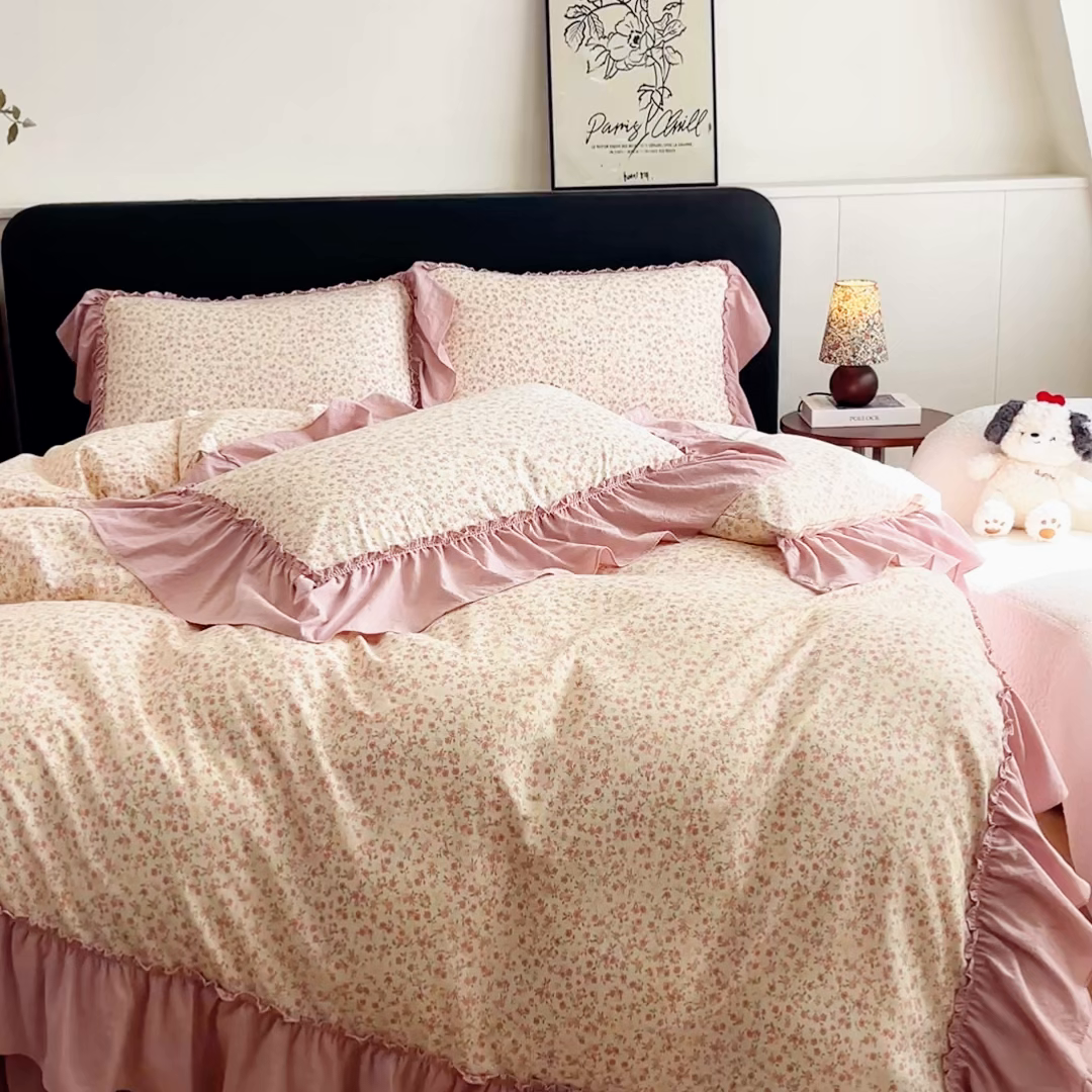 91家纺网 家纺一手货源 找家纺 梦可莱家居 2026春夏新品法式复古大花边清新复古卡通系列床盖四件套 满园春色