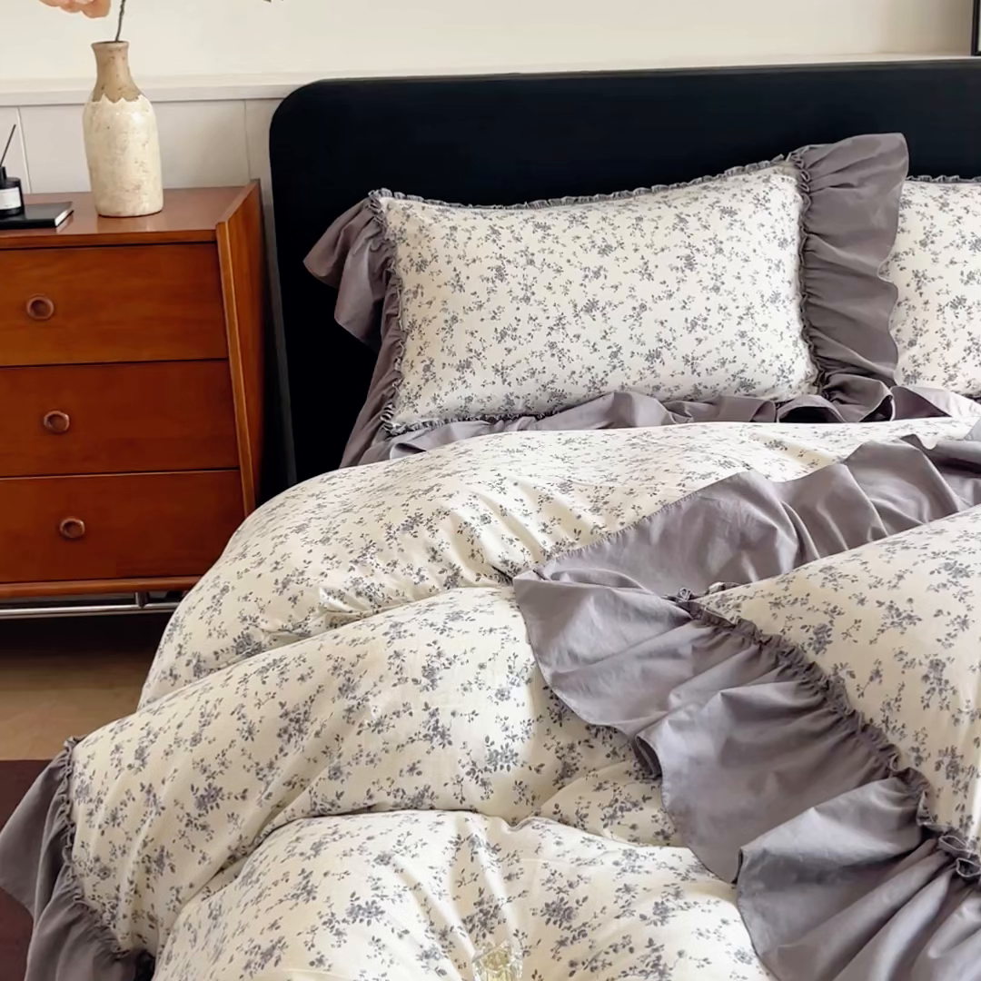 91家纺网 家纺一手货源 找家纺 梦可莱家居 2026春夏新品法式复古大花边清新复古卡通系列床盖四件套 精彩绝伦