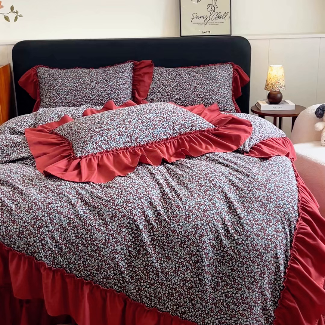 91家纺网 家纺一手货源 找家纺 梦可莱家居 2026春夏新品法式复古大花边清新复古卡通系列床盖四件套 花絮