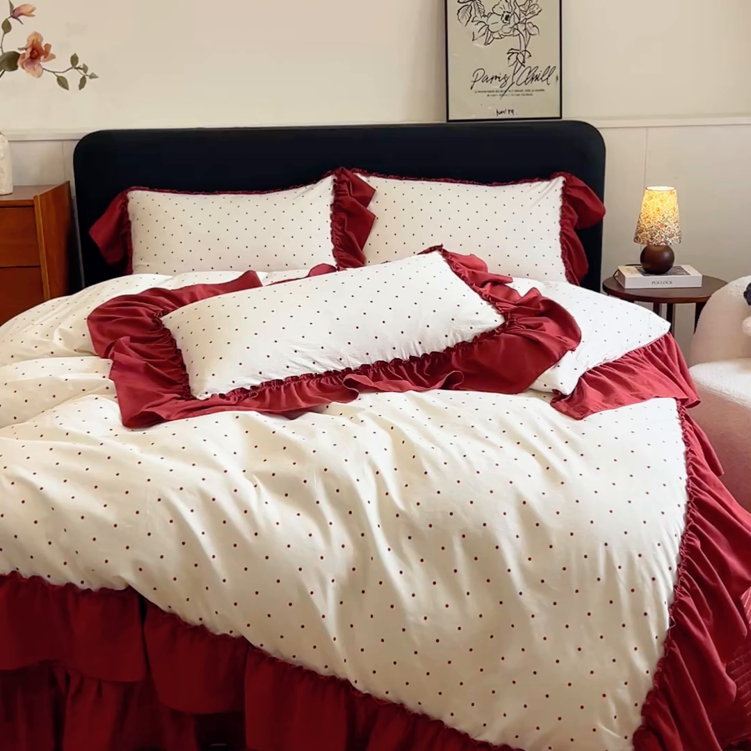 91家纺网 家纺一手货源 找家纺 梦可莱家居 2026春夏新品法式复古大花边清新复古卡通系列床盖四件套 红波点