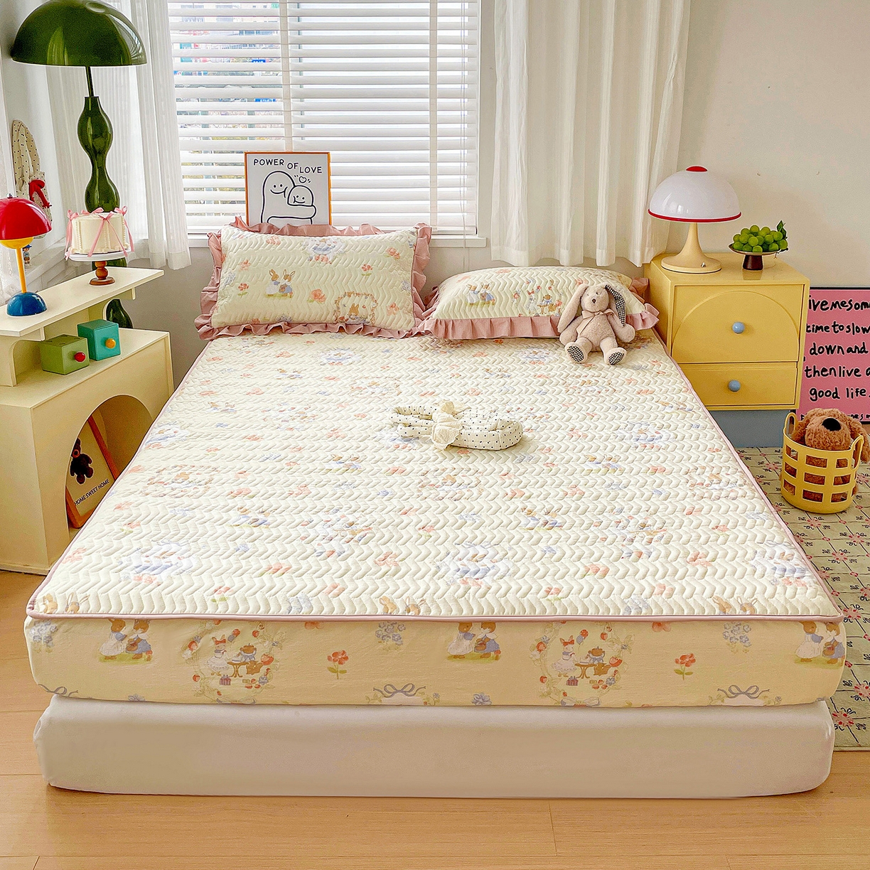 91家纺网 家纺一手货源 找家纺 纽缦家纺 2026春夏新款云朵提花双层纱夹棉绗缝单床笠 床笠单件 镜子里的兔