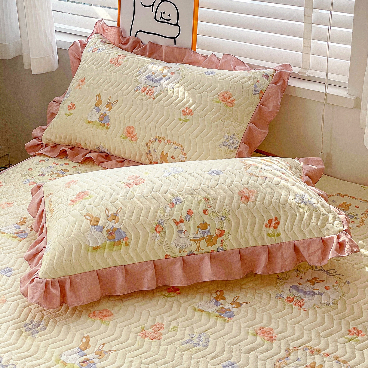 91家纺网 家纺一手货源 找家纺 纽缦家纺 2026春夏新款云朵提花双层纱夹棉绗缝单床笠 床笠单件 镜子里的兔