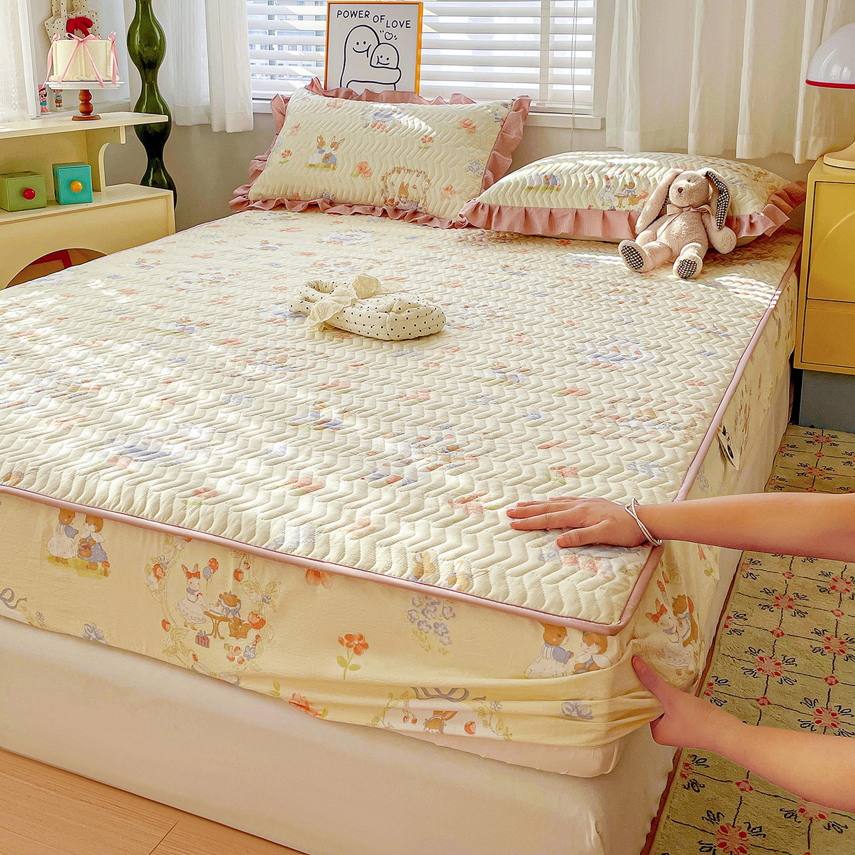 91家纺网 家纺一手货源 找家纺 纽缦家纺 2026春夏新款云朵提花双层纱夹棉绗缝单床笠 床笠单件 镜子里的兔