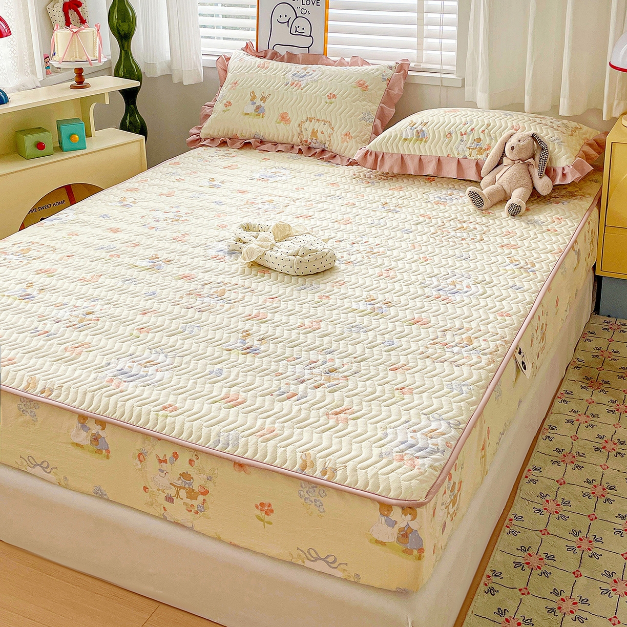 91家纺网 家纺一手货源 找家纺 纽缦家纺 2026春夏新款云朵提花双层纱夹棉绗缝单床笠 床笠单件 镜子里的兔