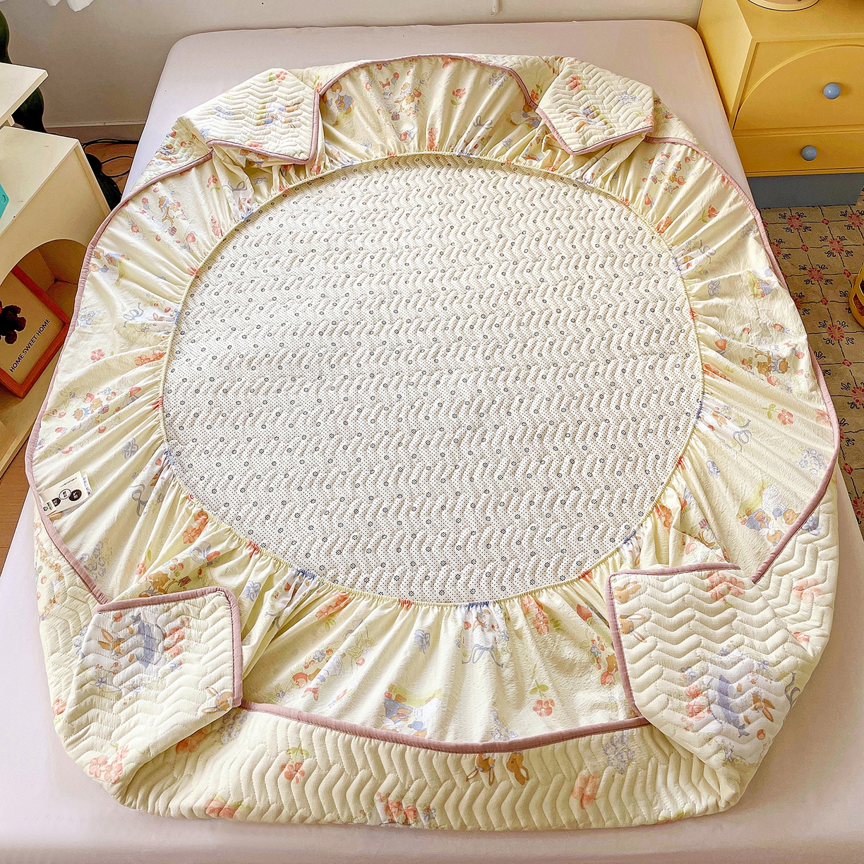 91家纺网 家纺一手货源 找家纺 纽缦家纺 2026春夏新款云朵提花双层纱夹棉绗缝单床笠 床笠单件 镜子里的兔