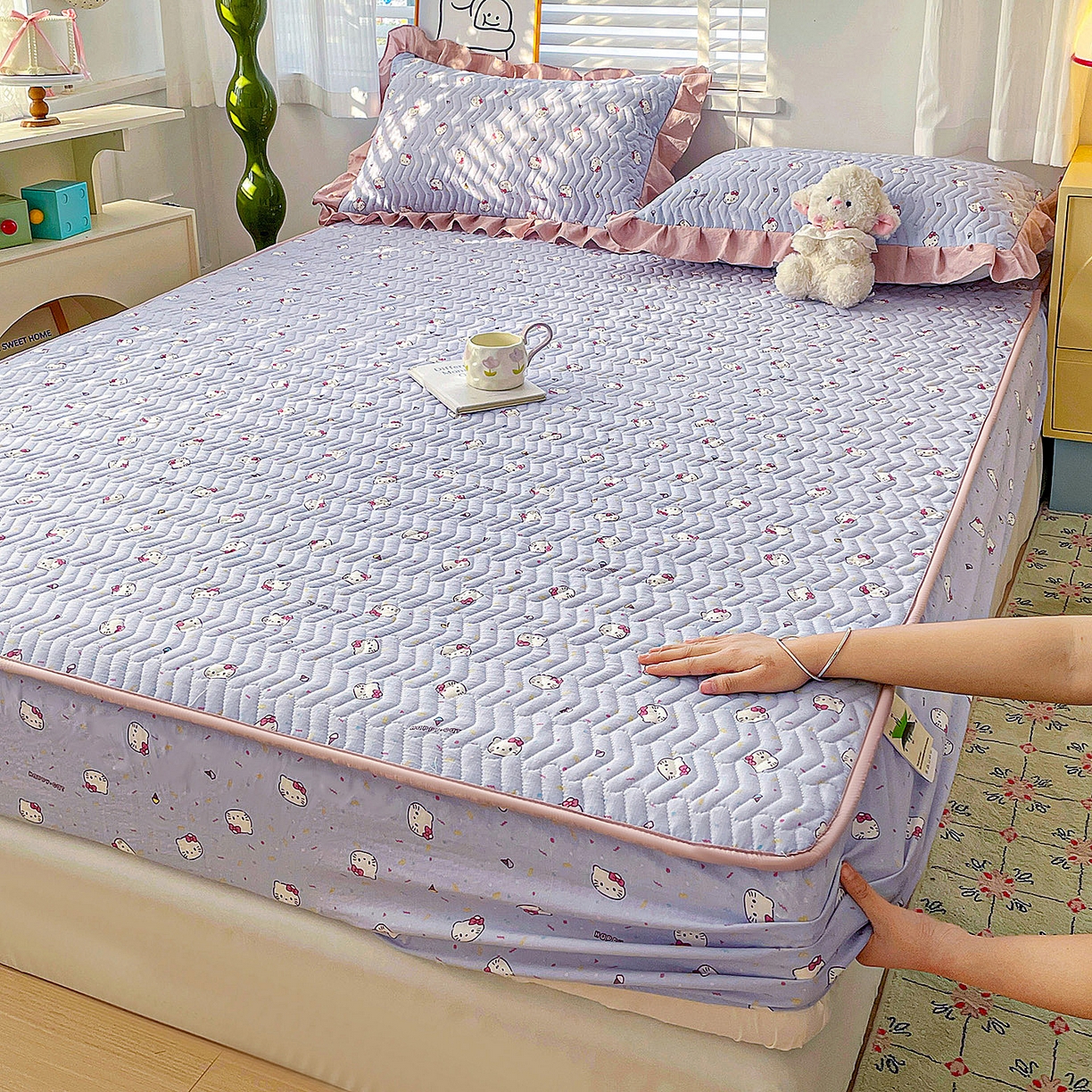 91家纺网 家纺一手货源 找家纺 纽缦家纺 2026春夏新款云朵提花双层纱夹棉绗缝单床笠 床笠单件 蓝莓奶糖