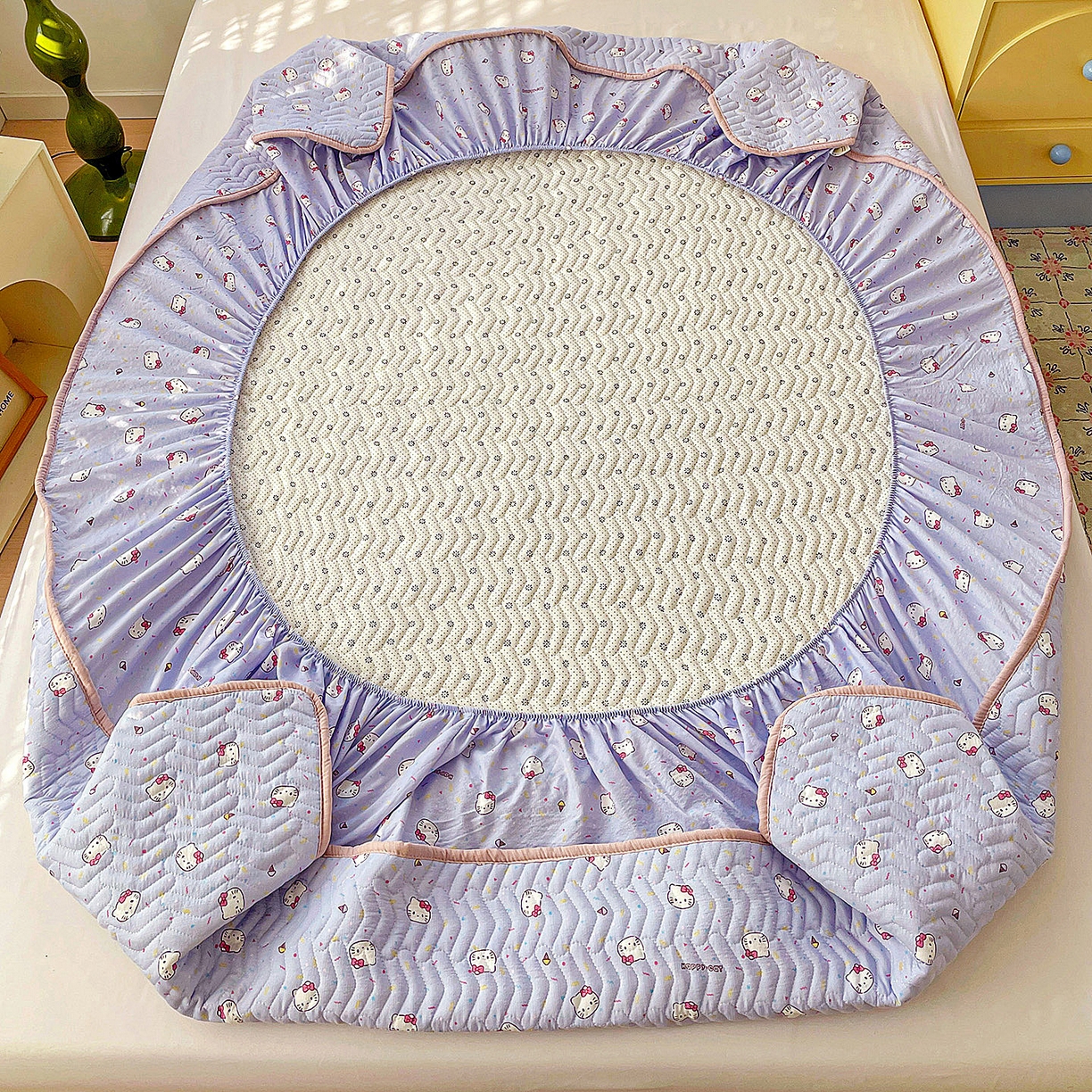 91家纺网 家纺一手货源 找家纺 纽缦家纺 2026春夏新款云朵提花双层纱夹棉绗缝单床笠 床笠单件 蓝莓奶糖